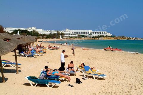 Plage avec touristes a Hammamet nord