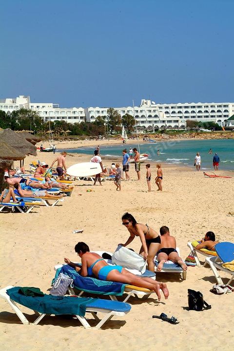 Plage avec touristes a Hammamet nord