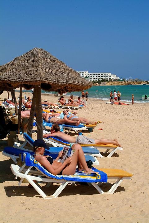 Plage avec touristes a Hammamet nord