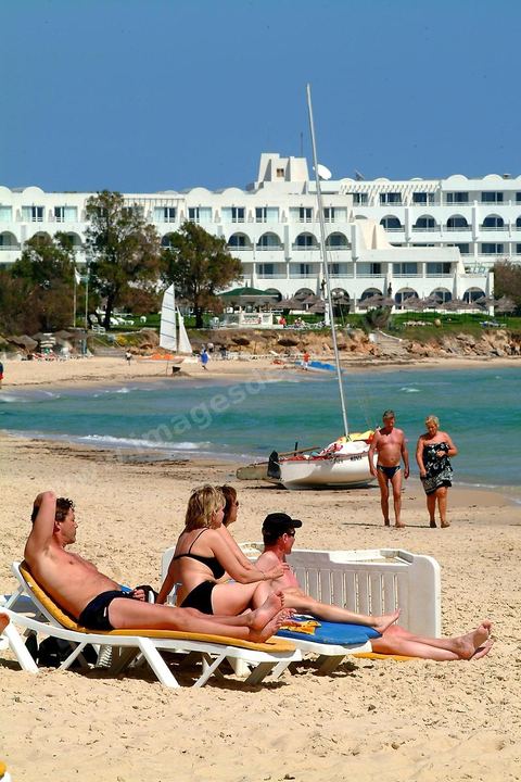 Plage avec touristes a Hammamet nord