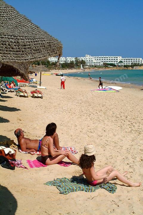 Plage avec touristes a Hammamet nord