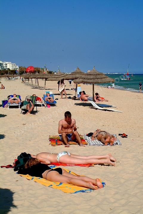 Plage avec touristes a Hammamet nord