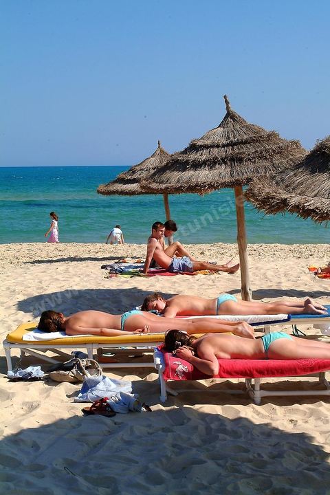 Plage avec touristes a Hammamet nord