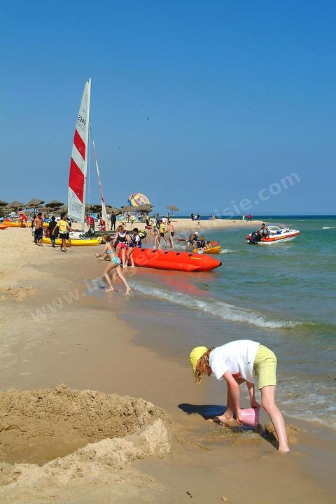 Plage avec touristes a Hammamet nord