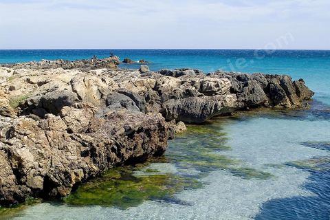 La ville de Kelibia vue depuis la mer avec son port au premier plan