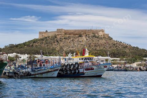 La ville de Kelibia vue depuis la mer avec son port au premier plan