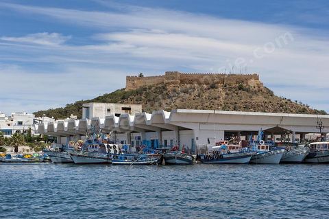 La ville de Kelibia vue depuis la mer avec son port au premier plan