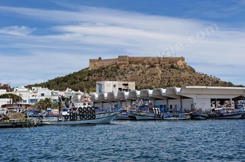 La ville de Kelibia vue depuis la mer avec son port au premier plan