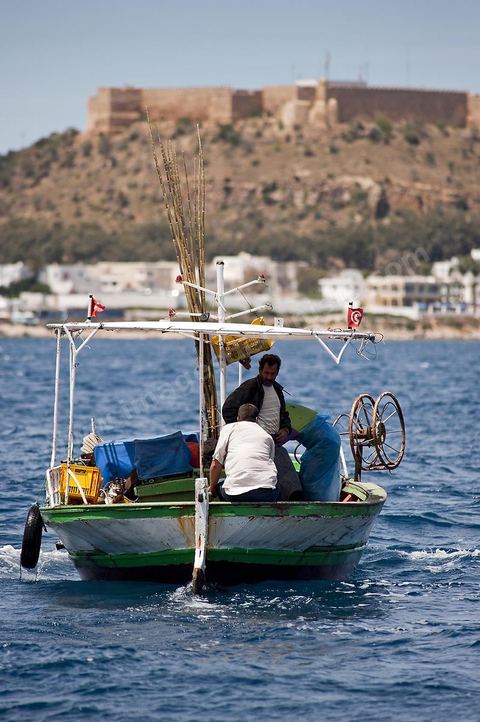 La ville de Kelibia vue depuis la mer avec son port au premier plan