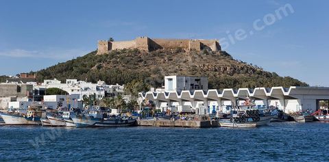 La ville de Kelibia vue depuis la mer avec son port au premier plan