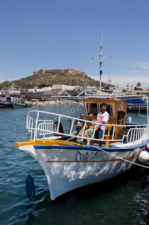 La ville de Kelibia vue depuis la mer avec son port au premier plan