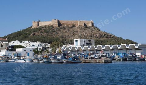 La ville de Kelibia vue depuis la mer avec son port au premier plan