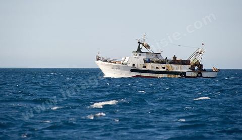 Bâteau de pêcheurs en mer