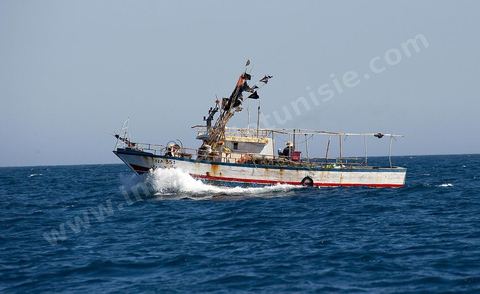 Bâteau de pêcheurs en mer