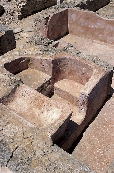 La plus belle salle d ebain de Kerkouane. Elle comporte un petit vestiaire, une baignoir sabot à deux places et un évier qui servait aux abblutions et à l'alimentation de la baignoir een eau. Les parois sont revétues d'un enduit étanche contenant de la potérie pillée.