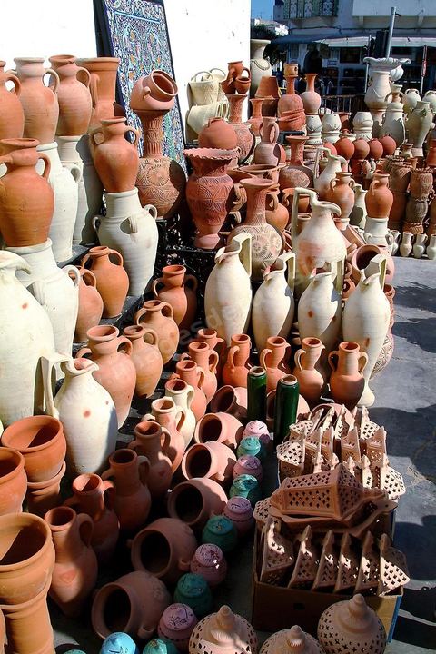Dans la rue principale les boutique de céramiques traditionnelels de Nabeul, jarres, amphores, plats et pots.
