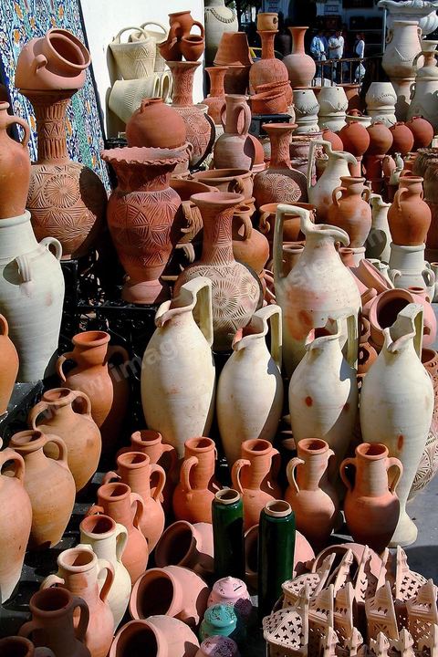 Dans la rue principale les boutique de céramiques traditionnelels de Nabeul, jarres, amphores, plats et pots.