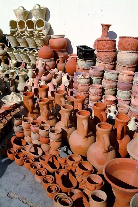 Dans la rue principale les boutique de céramiques traditionnelels de Nabeul, jarres, amphores, plats et pots.