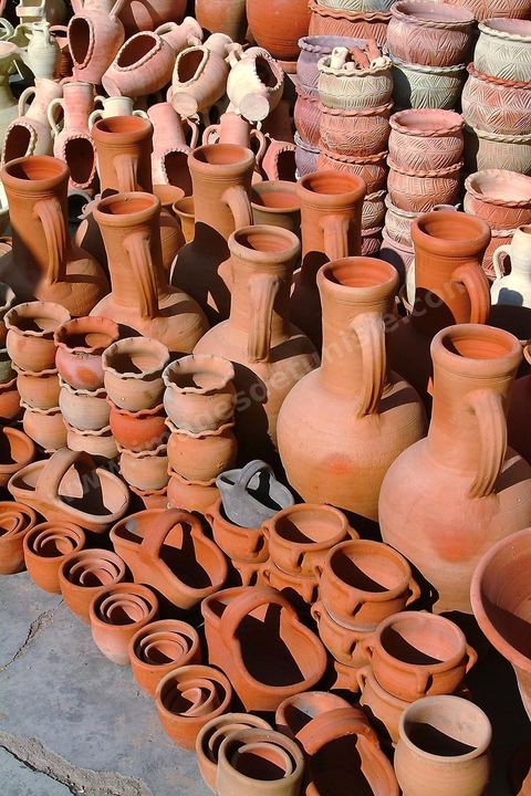 Dans la rue principale les boutique de céramiques traditionnelels de Nabeul, jarres, amphores, plats et pots.