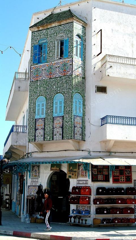 Immeuble couvert de céramiques dans la rue principale de Nabeul