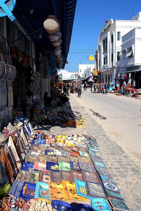 Rue principale avec boutiques de poteries et céramiques traditionnelles à Nabeul