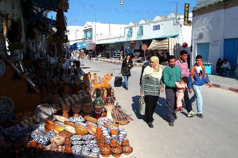 Rue principale avec boutiques de poteries et céramiques traditionnelles à Nabeul