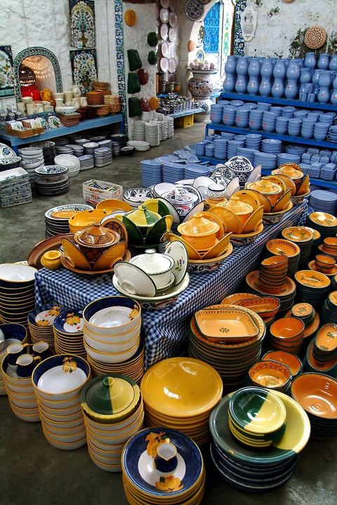 Rue principale avec boutiques de poteries et céramiques traditionnelles à Nabeul