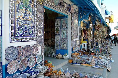 Rue principale avec boutiques de poteries et céramiques traditionnelles à Nabeul