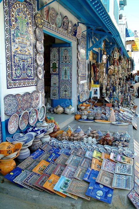 Rue principale avec boutiques de poteries et céramiques traditionnelles à Nabeul