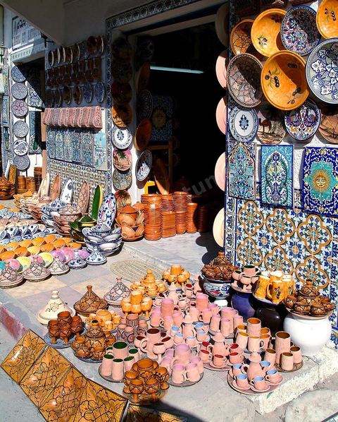 Rue principale avec boutiques de poteries et céramiques traditionnelles à Nabeul