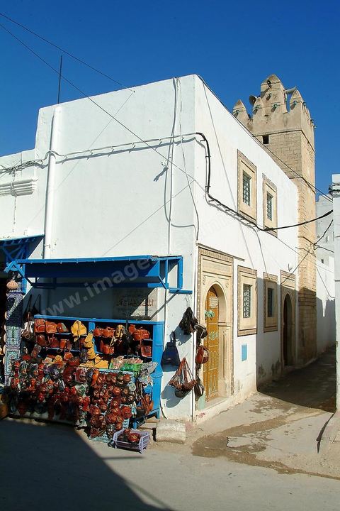 Rue principale avec boutiques de poteries et céramiques traditionnelles à Nabeul