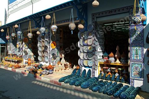 Rue principale avec boutiques de poteries et céramiques traditionnelles à Nabeul