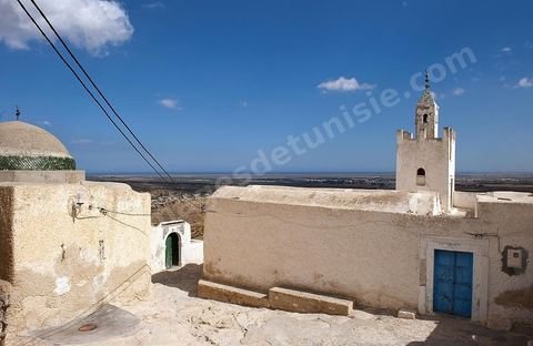 Place et mosquée dans le Village berbère de Takrouna