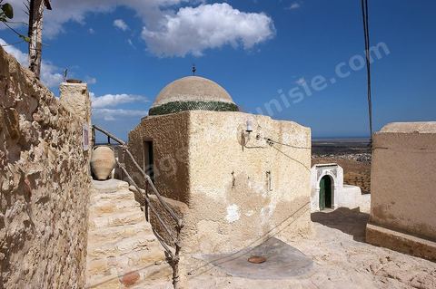 Mausolée au Village berbère de Takrouna