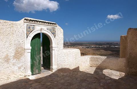 Mausolée au Village berbère de Takrouna