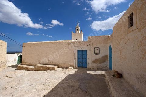 Place et mosquée dans le Village berbère de Takrouna