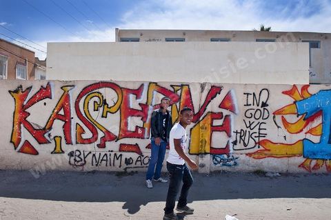 26 septembre 2011 : dans l'une des deux rues prinicpales de Kasserine, les graffitis en hommage à la révolution remplissent les murs, oeuvres de l'artiste de Kasserine Naïm GHARSALLI