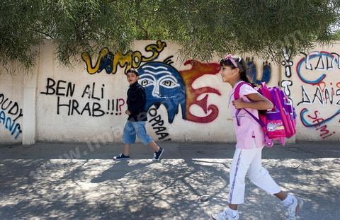 26 septembre 2011 : dans l'une des deux rues prinicpales de Kasserine, les graffitis en hommage à la révolution remplissent les murs, oeuvres de l'artiste de Kasserine Naïm GHARSALLI