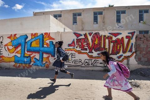 26 septembre 2011 : dans l'une des deux rues prinicpales de Kasserine, les graffitis en hommage à la révolution remplissent les murs, oeuvres de l'artiste de Kasserine Naïm GHARSALLI