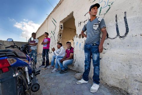 26 septembre 2011 : La jeunesse de Kasserine traine dans la rue, cette jeunesse acteur de la révolution tunisienne subit encore et toujours un chomage grandissant dans ces quartiers populaires. Souvent formée et diplomée sous l'ère Ben Ali elle est depuis sans emploi ni avenir.