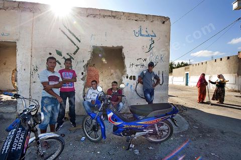 26 septembre 2011 : La jeunesse de Kasserine traine dans la rue, cette jeunesse acteur de la révolution tunisienne subit encore et toujours un chomage grandissant dans ces quartiers populaires. Souvent formée et diplomée sous l'ère Ben Ali elle est depuis sans emploi ni avenir.
