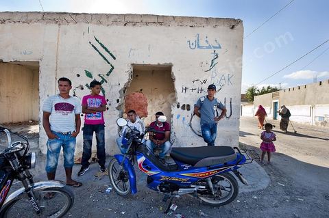 26 septembre 2011 : La jeunesse de Kasserine traine dans la rue, cette jeunesse acteur de la révolution tunisienne subit encore et toujours un chomage grandissant dans ces quartiers populaires. Souvent formée et diplomée sous l'ère Ben Ali elle est depuis sans emploi ni avenir.