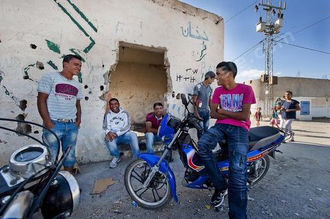26 septembre 2011 : La jeunesse de Kasserine traine dans la rue, cette jeunesse acteur de la révolution tunisienne subit encore et toujours un chomage grandissant dans ces quartiers populaires. Souvent formée et diplomée sous l'ère Ben Ali elle est depuis sans emploi ni avenir.