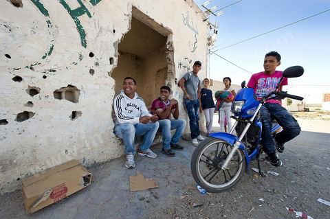 26 septembre 2011 : La jeunesse de Kasserine traine dans la rue, cette jeunesse acteur de la révolution tunisienne subit encore et toujours un chomage grandissant dans ces quartiers populaires. Souvent formée et diplomée sous l'ère Ben Ali elle est depuis sans emploi ni avenir.