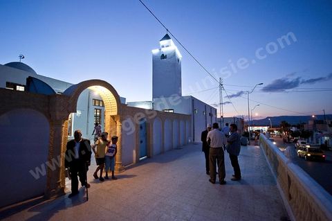 26 septembre 2011 : Sortie de la mosquée à la Place des Martyrs au coeur des quartiers populaires de la Cité Ezzouhour quartier de la révolution tunisienne à Kasserine