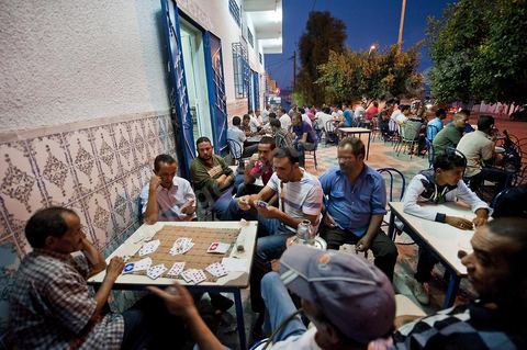 26 septembre 2011 : Jeunes au café de la place des martyrs au coeur des quartiers populaires de la Cité Ezzouhour quartier de la révolution tunisienne à Kasserine