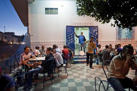 26 septembre 2011 : Jeunes au café de la place des martyrs au coeur des quartiers populaires de la Cité Ezzouhour quartier de la révolution tunisienne à Kasserine