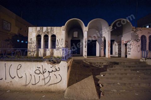 26 septembre 2011 : Poste de police brulé au coeur des quartiers populaires de la Cité Ezzouhour quartier de la révolution tunisienne à Kasserine