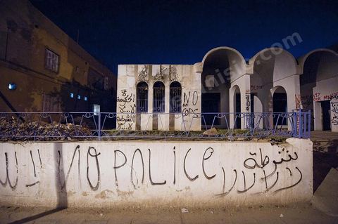 26 septembre 2011 : Poste de police brulé au coeur des quartiers populaires de la Cité Ezzouhour quartier de la révolution tunisienne à Kasserine