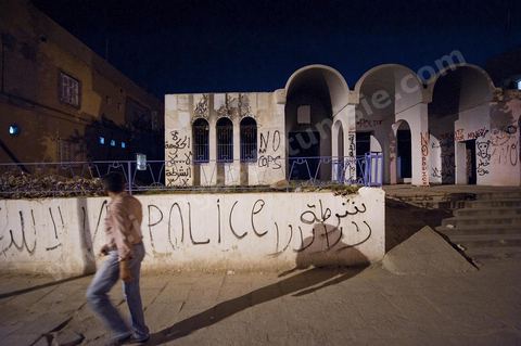 26 septembre 2011 : Poste de police brulé au coeur des quartiers populaires de la Cité Ezzouhour quartier de la révolution tunisienne à Kasserine
